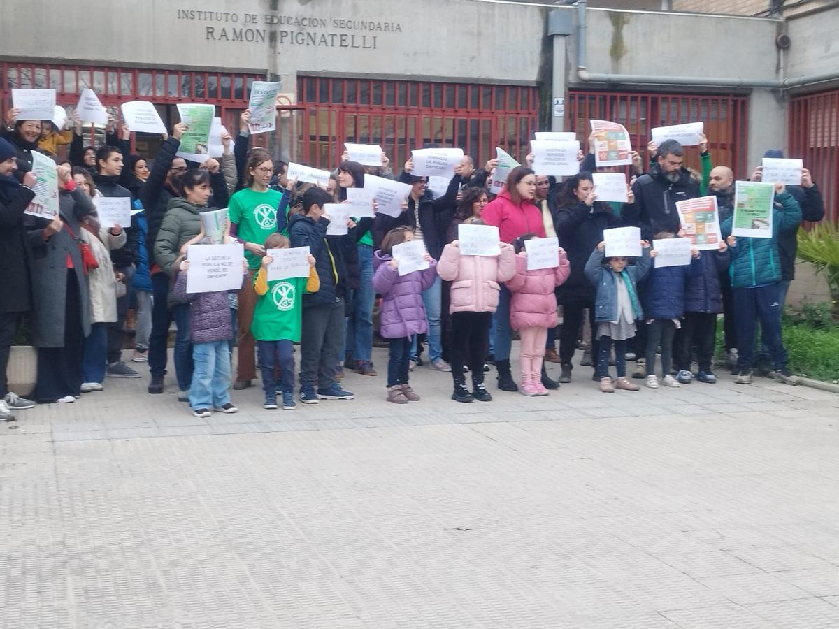 Familiares y alumnos del IES Pignatelli este lunes en Zaragoza.