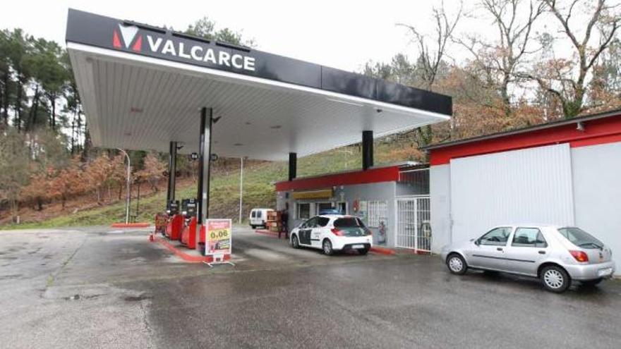 Los dos detenidos asaltaron esta gasolinera de Loiro tras desistir poco antes en otra. // Jesús Regal