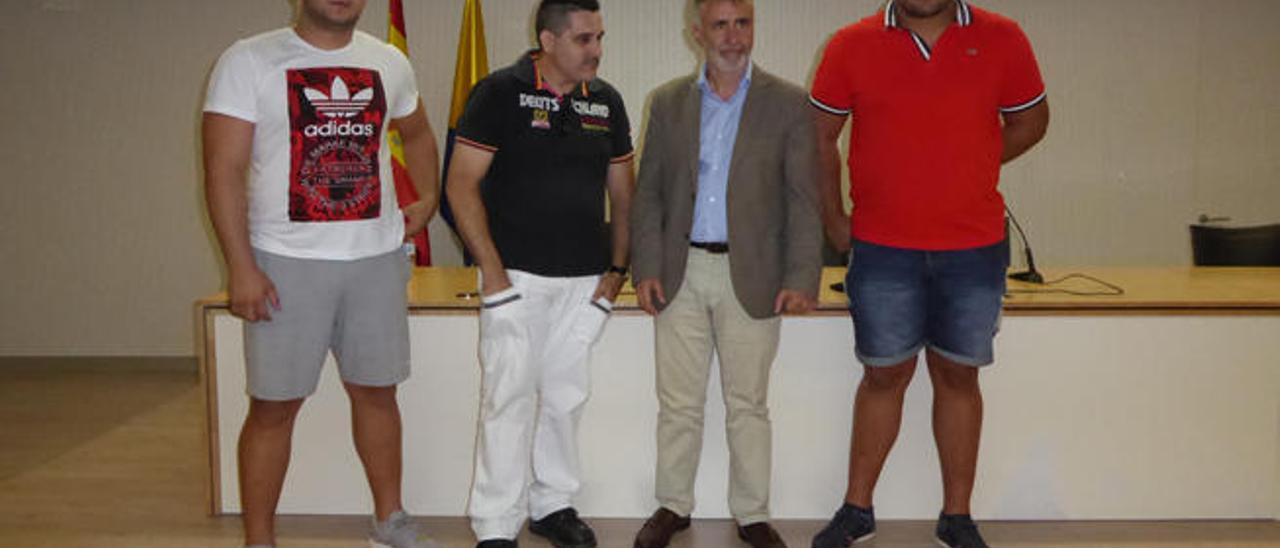 De izq. a der., Alejandro Afonso, Ángel Víctor Torres, José Antonio Caballero y Kevin Acosta, durante el acto de presentación de la Liga Insular del Cabildo.