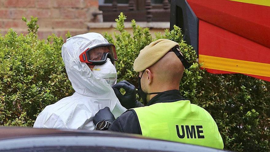 Efectivos de la UME desinfectan una residencia de ancianos de Palencia.