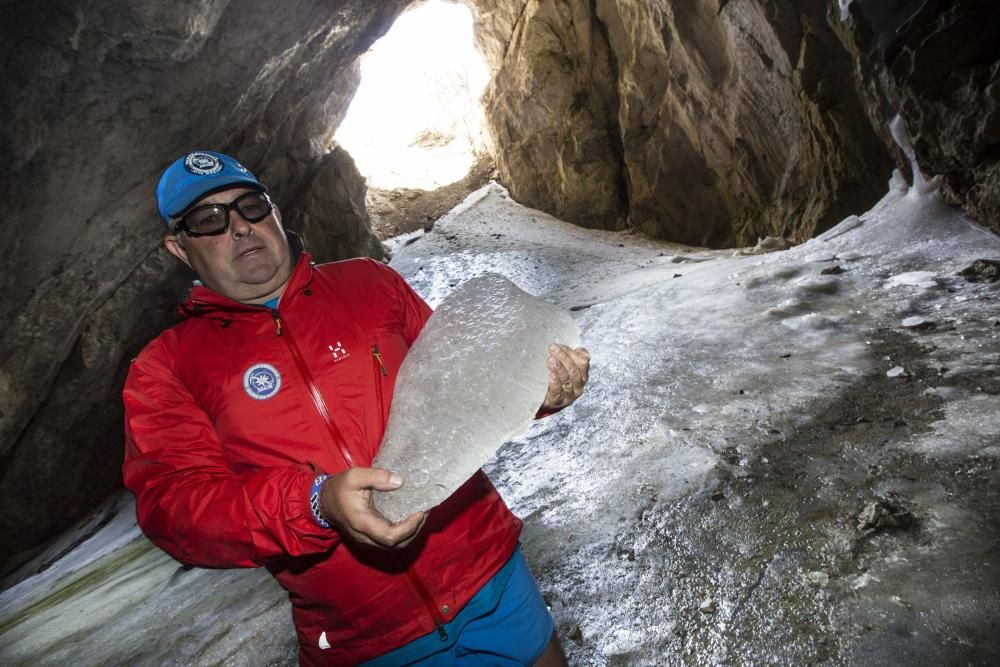 Cueva de hielo en Peñacastil