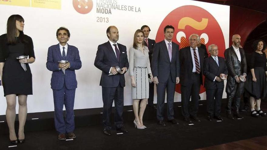 Fotografía de familia de los premiados, con Adolfo Domínguez (segundo izq.) y la Princesa Letizia en el centro.