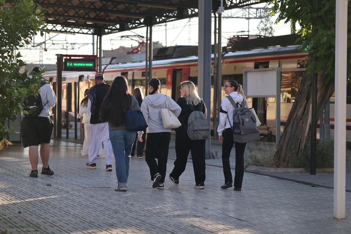 Estudiantes cogiendo un tren de Cercanías en Vila-real a primera hora.