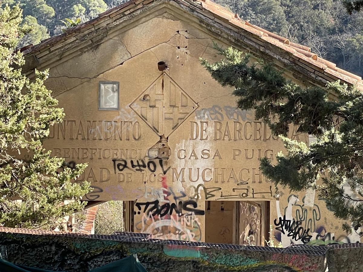 Estado actual de una de las fincas del antiguo orfanato de Collserola