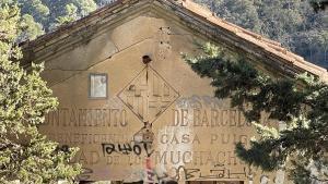 Estado actual de una de las fincas del antiguo orfanato de Collserola