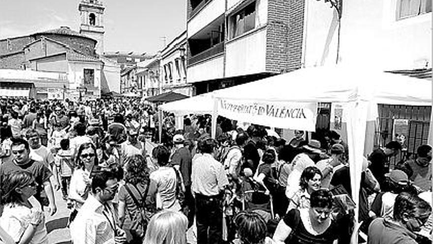 Una de las muchas &quot;trobades&quot;, ésta en Benimámet, que reúnen a cientos de valencianos.