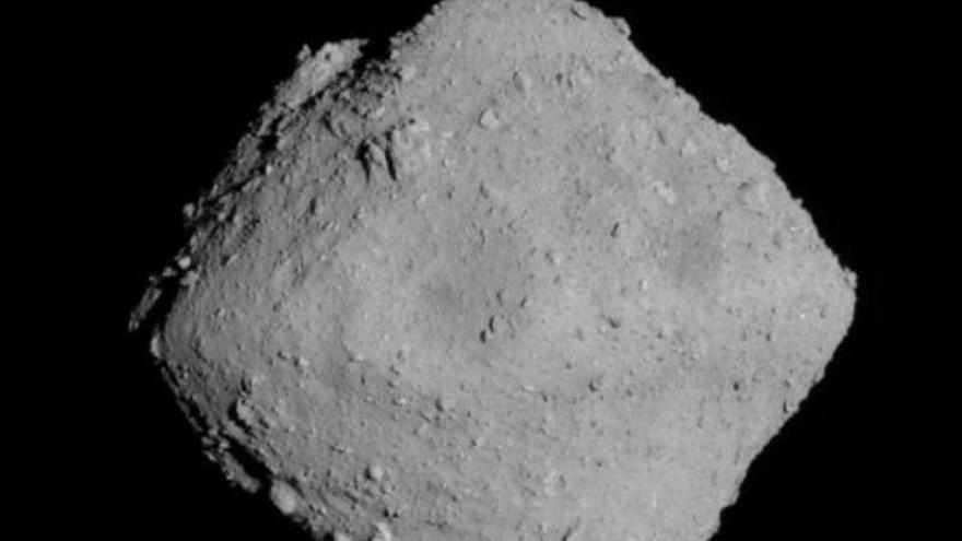 El asteroide Ryugu visto por la nave Hayabusa2 a 20 km de distancia de su superficie.