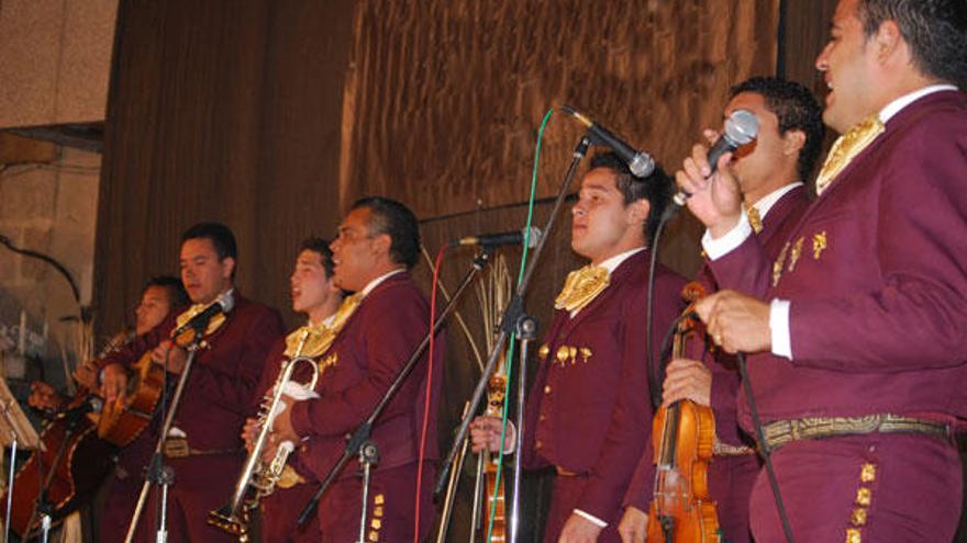 &quot;Queremos romper el estereotipo  de mariachis gordos y con bigote&quot;