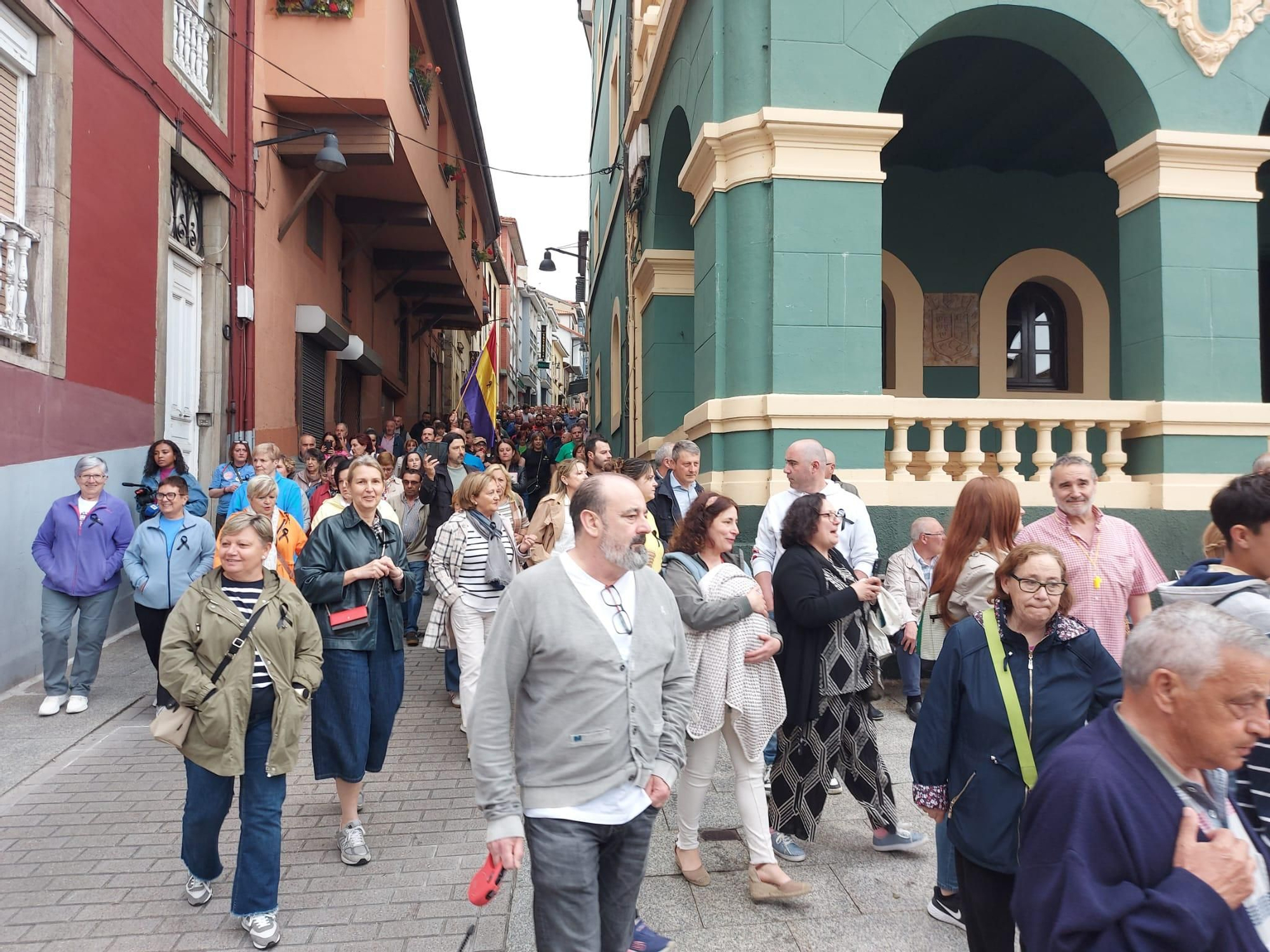 En imágenes: Así fue la manifestación contra el cierre de la Escuela de Música de Tineo