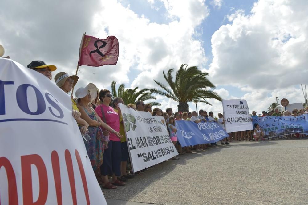 Protesta ante un Mar Menor que amanece cubierto de espuma