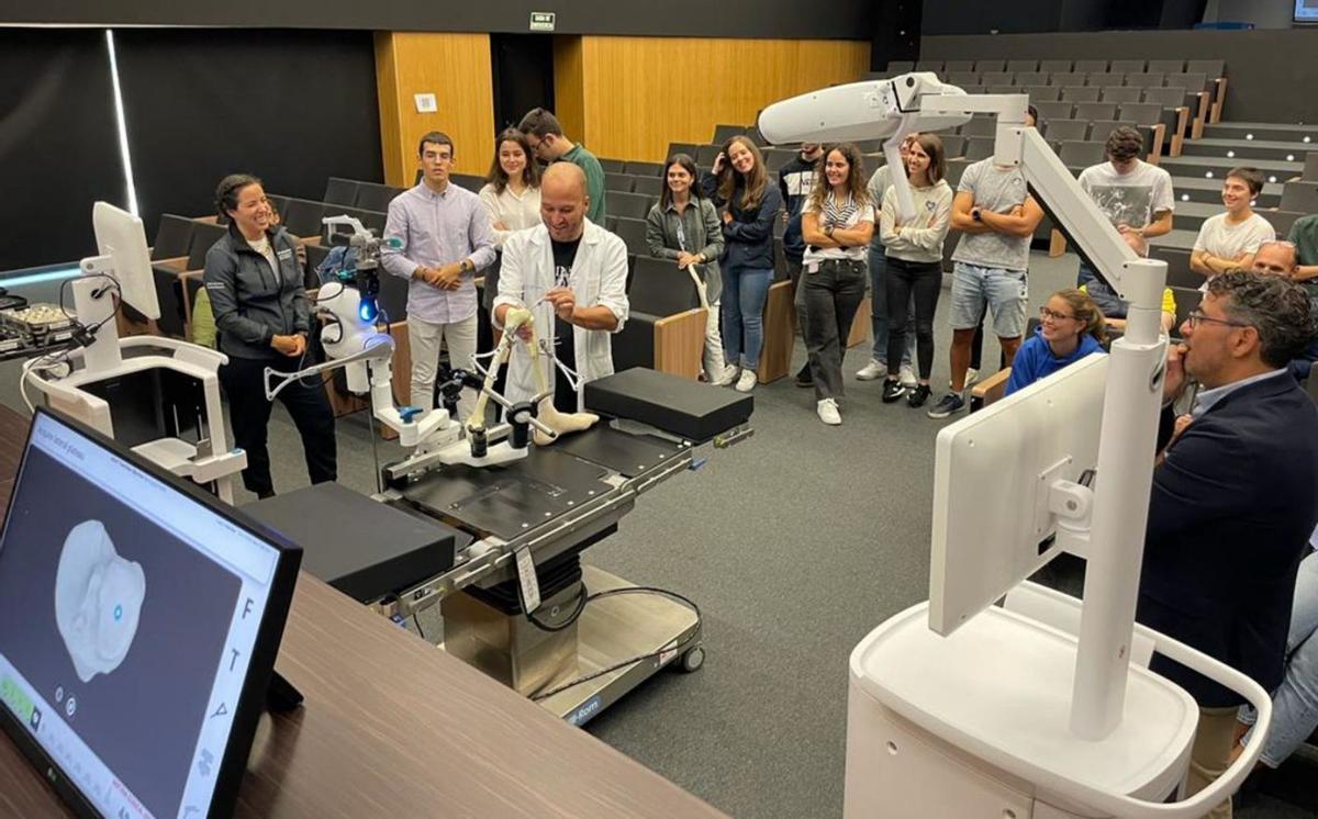 El traumatólogo Antón López 
mostrando el funcionamiento
a alumnos de Ingeniería Biomédica.