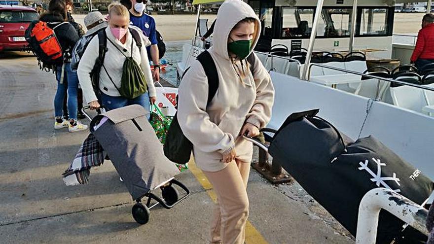 Viajeros, ayer en Bueu, en el barco a la isla de Ons. |   // S. ÁLVAREZ