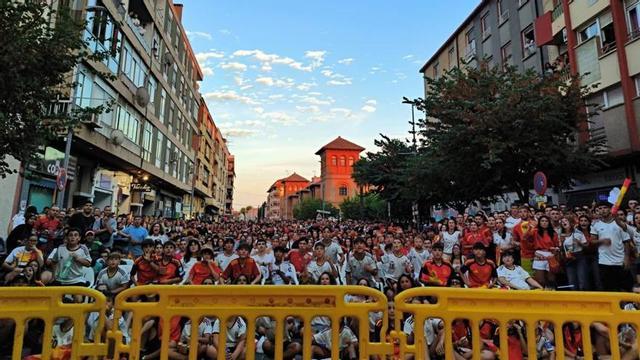 Más de 1.000 personas disfrutaron de la final del Mundial en la avenida Laviaga Castillo.