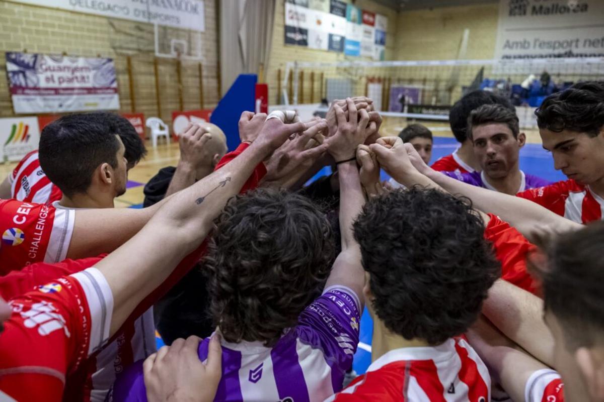 Los jugadores del ConectaBalear Manacor celebran un punto en un partido