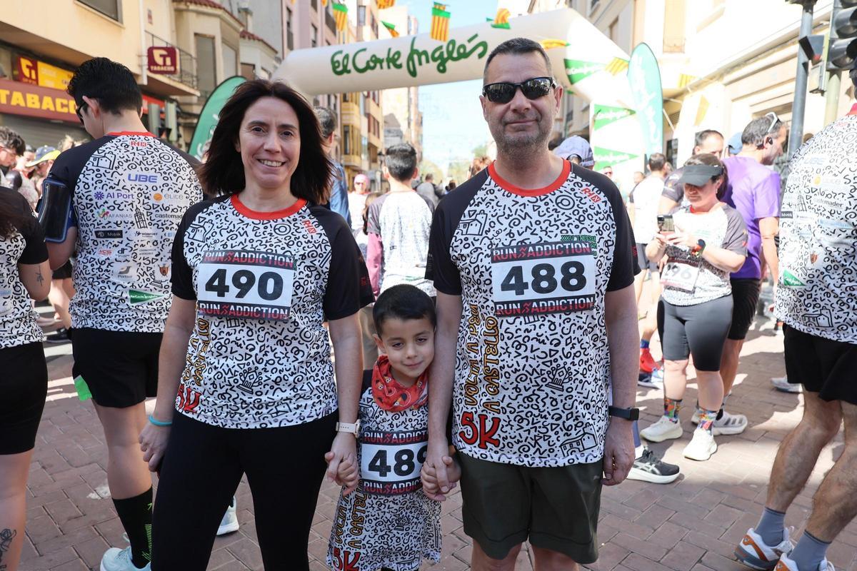 Una familia posa con la espectacular camiseta conmemorativa de la 25ª edición.