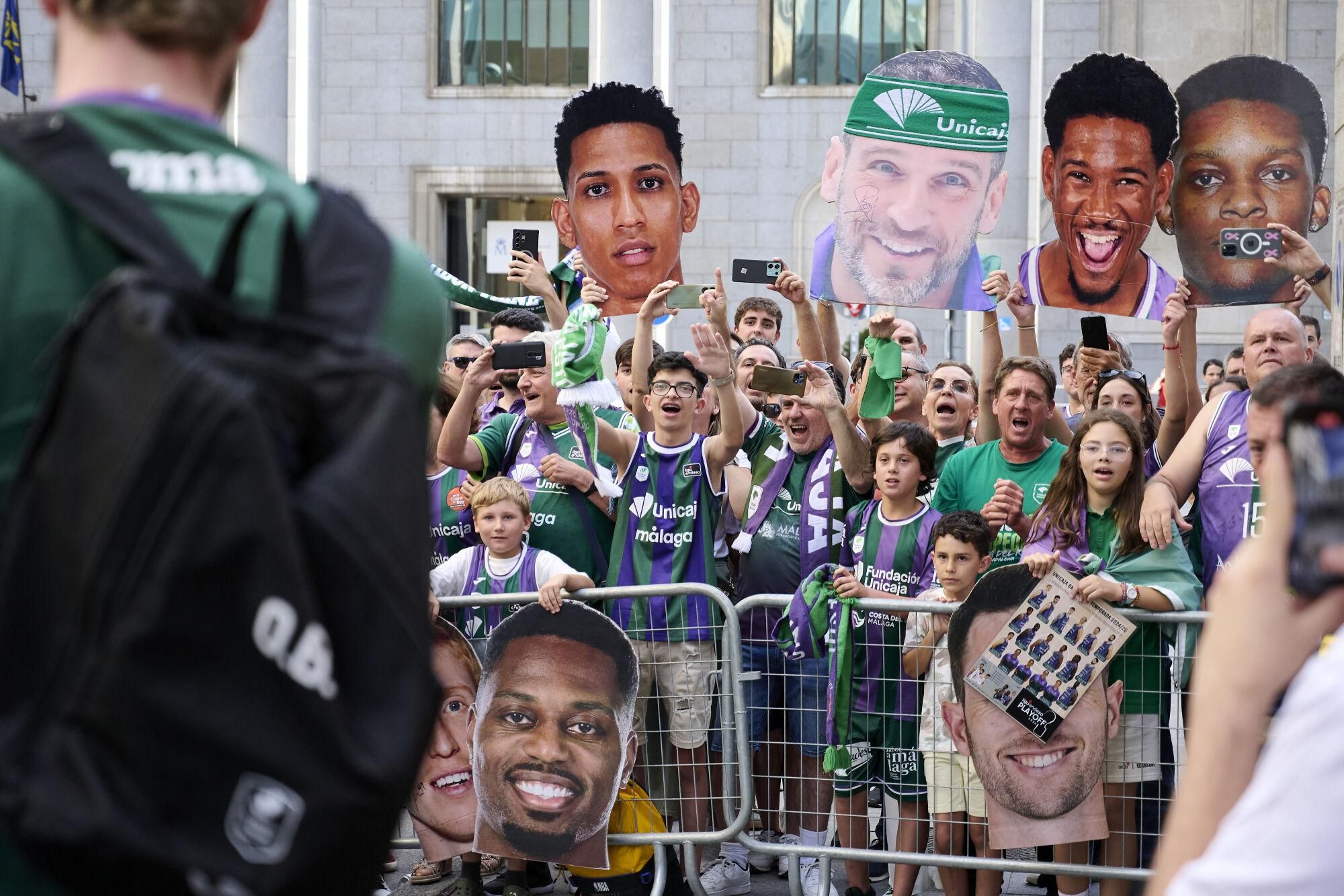 Llegada del Unicaja al Movistar Arena y calentamiento de los verdes