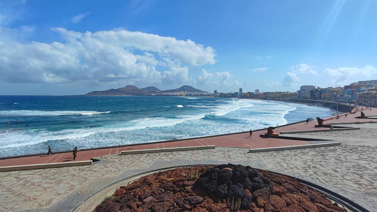 Nubes y claros sobre la playa de Las Canteras, en Las Palmas de Gran Canaria.