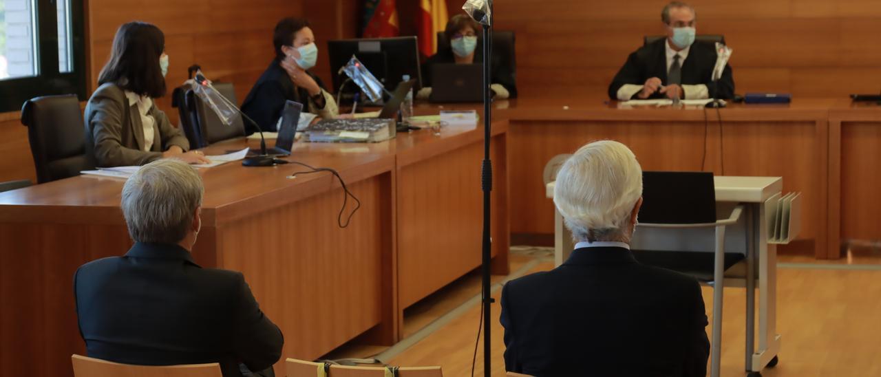 José Luis Martínez Dalmau y Recaredo del Potro, los dos acusados, en la sala donde se celebran las sesiones.