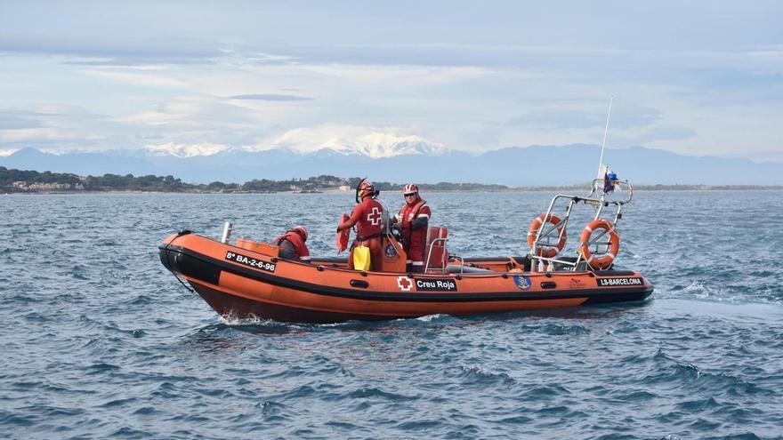 VÍDEO |  Creu Roja i Salvament Marítim fan un exercici conjunt a l'Escala