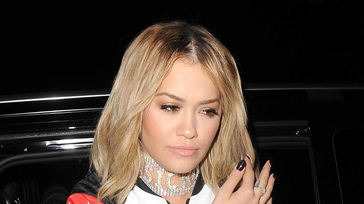 Rita Ora elige un look informal para asistir a una cena