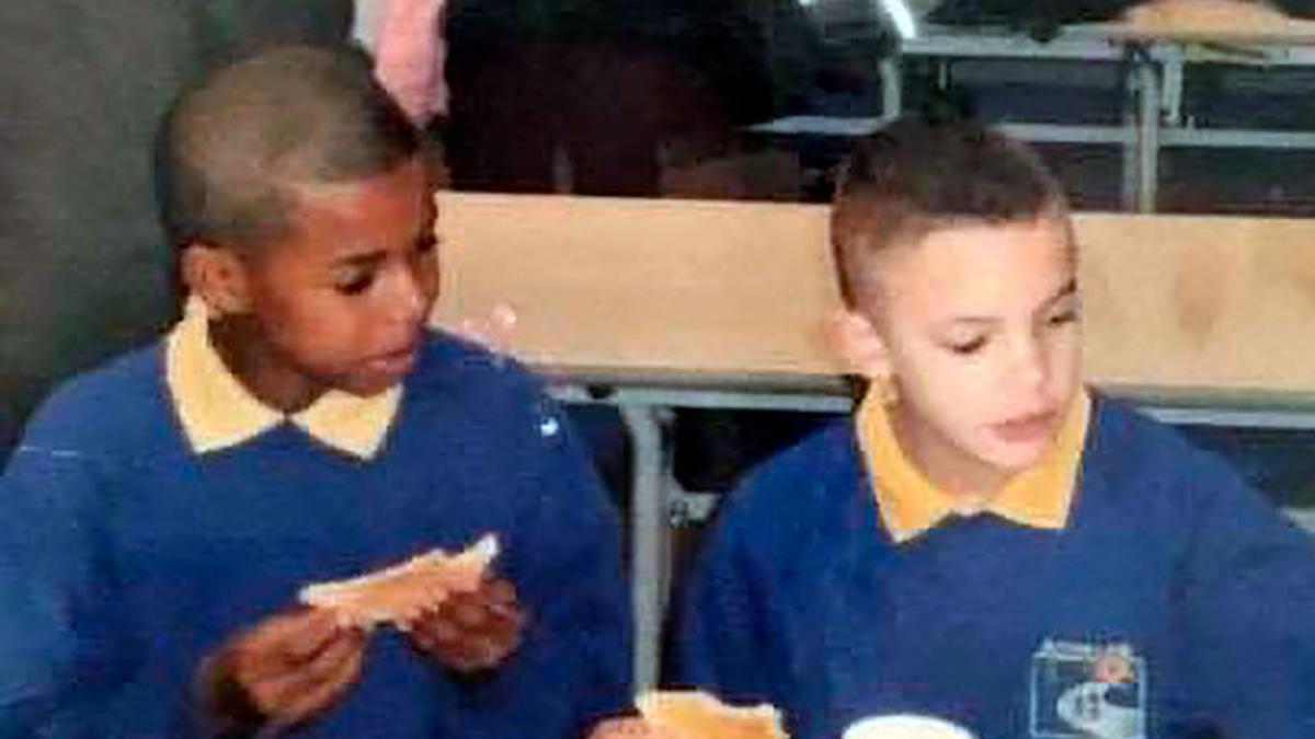 Marcus Rashford, de pequeño, comiendo en el colegio
