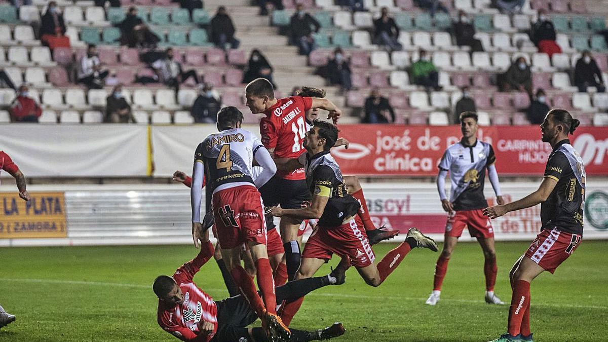 Los jugadores del Zamora en un ataque sobre el área del Unionistas. |  // EMILIO FRAILE 