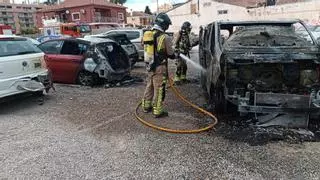 El incendio de una furgoneta en un descampado de Lorca se propaga a otros tres coches