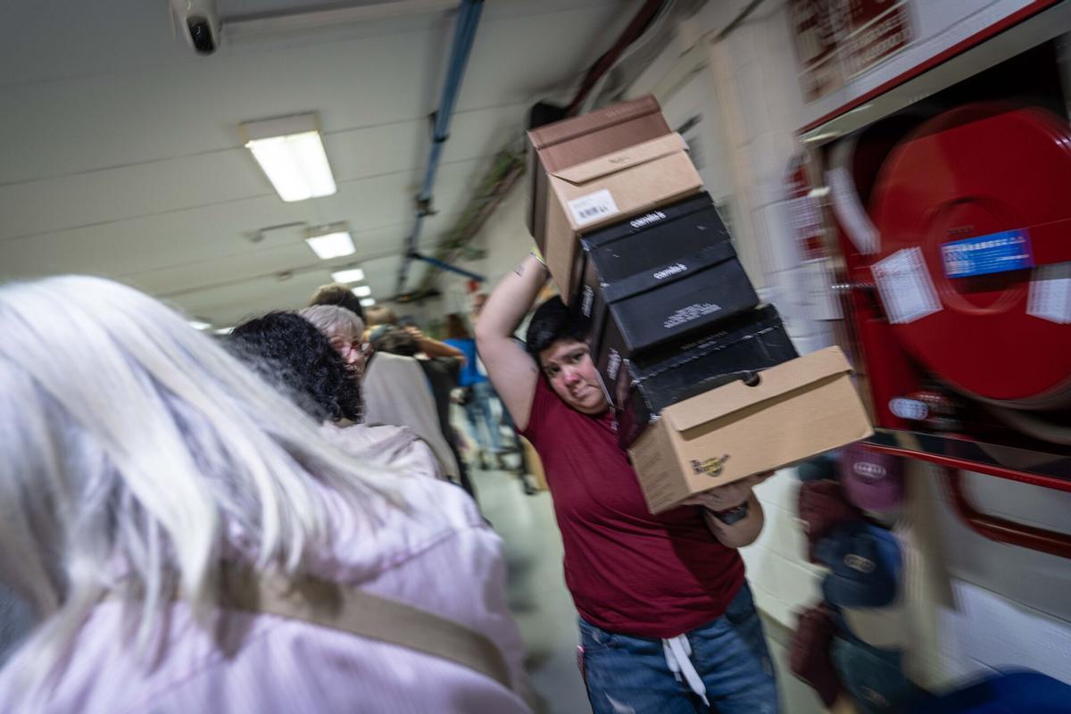 Ambiente en el outlet efímero de la cadena de zapaterías Casas, que ofrece descuentos en marcas como Converse, Aro o Camper, en Barcelona, el 22 de octubre de 2025.