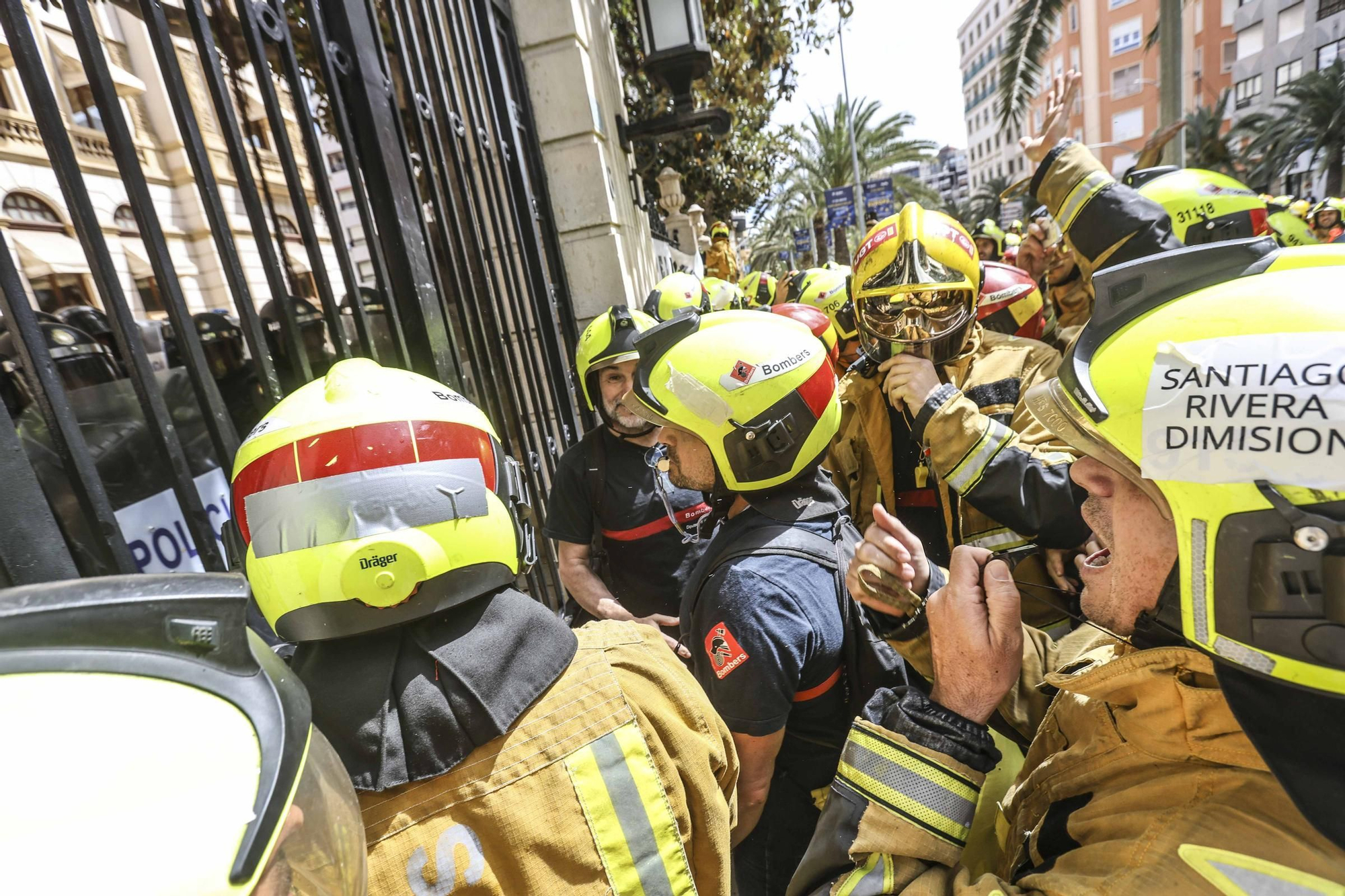 Protesta de los bomberos frente a la Diputación de Alicante