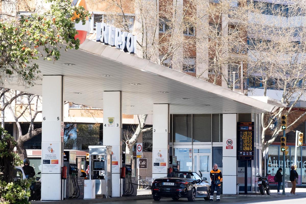 Un coche reposta ayer martes en la estación de servicio de las Avenidas, en Palma, con el marcador que refleja la subida de precios de los últimas tres semanas