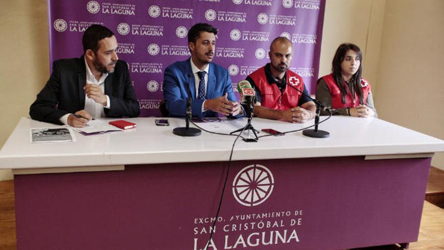 Rubens Ascanio, Luis Yeray Gutiérrez y miembros de Cruz Roja, durante la rueda de prensa.