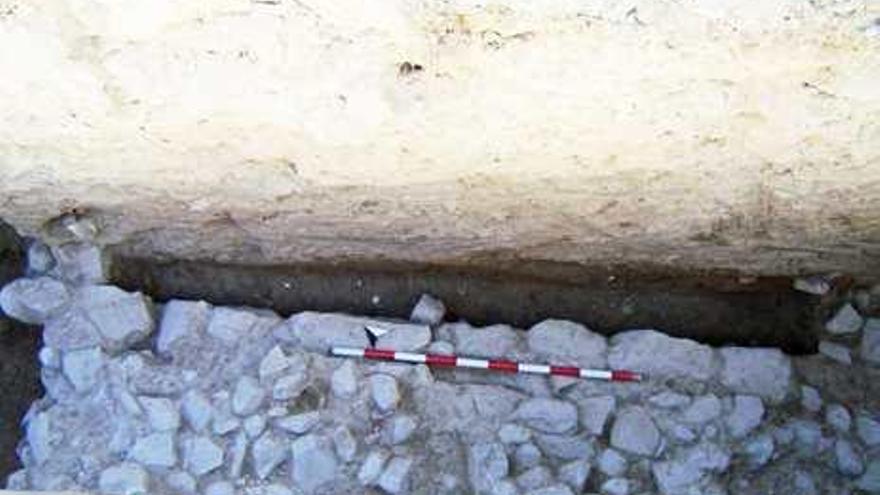 Restos del muro hallados en el yacimiento íbero .