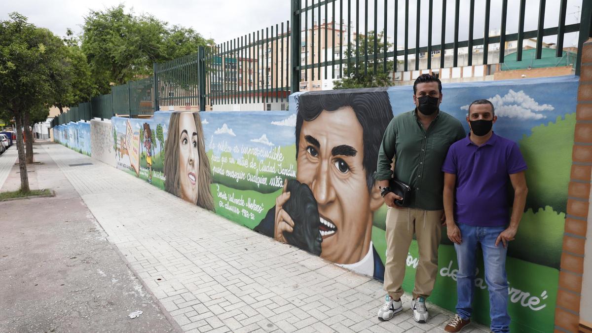 El director del CEIP Blas Infante, Antonio Miguel Lara, y el exalumno Jesús Valverde, esta semana ante el mural con los dos famosos excolegiales.