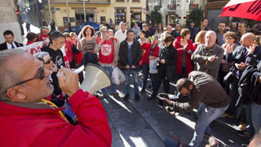 Una concentración de extrabajadores, frente al Palau de la Generalitat.