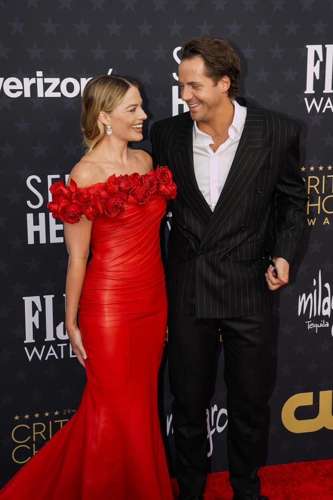 Margot Robbie y su marido, Tom Ackerley, en los Critics Choice Awards 2024