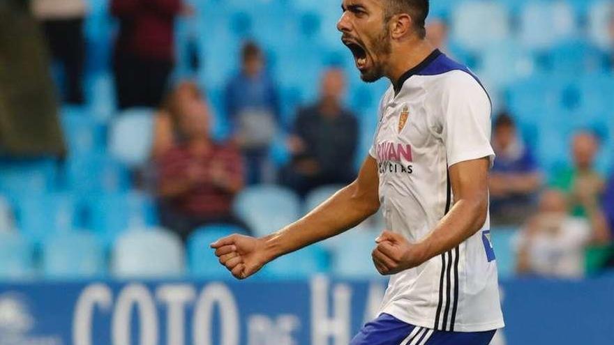 Borja Iglesias celebra uno de los 22 goles anotados la pasada temporada con el Real Zaragoza. // LaLiga