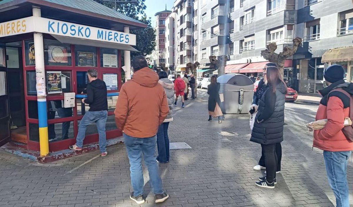 Socios del club de baloncesto, haciendo cola para comprar lotería. | D. M.