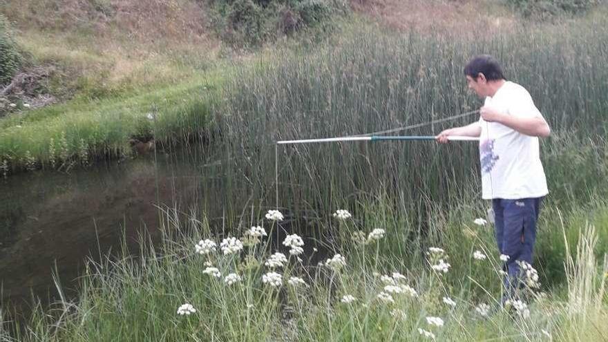 El pescador Antonio Prieto Pérez busca cangrejos en Alcañices.