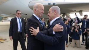 El presidente de EEUU, Joe Biden, se abraza con el primer ministro israelí, Binyamín Netanyahu, a su llegada a Israel el pasado 18 de octubre. /