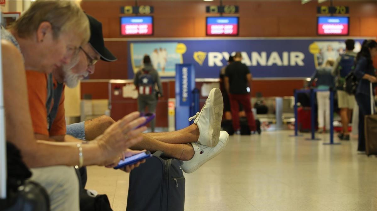 Viajeros esperan en el aeropuerto de Barcelona-El Prat.