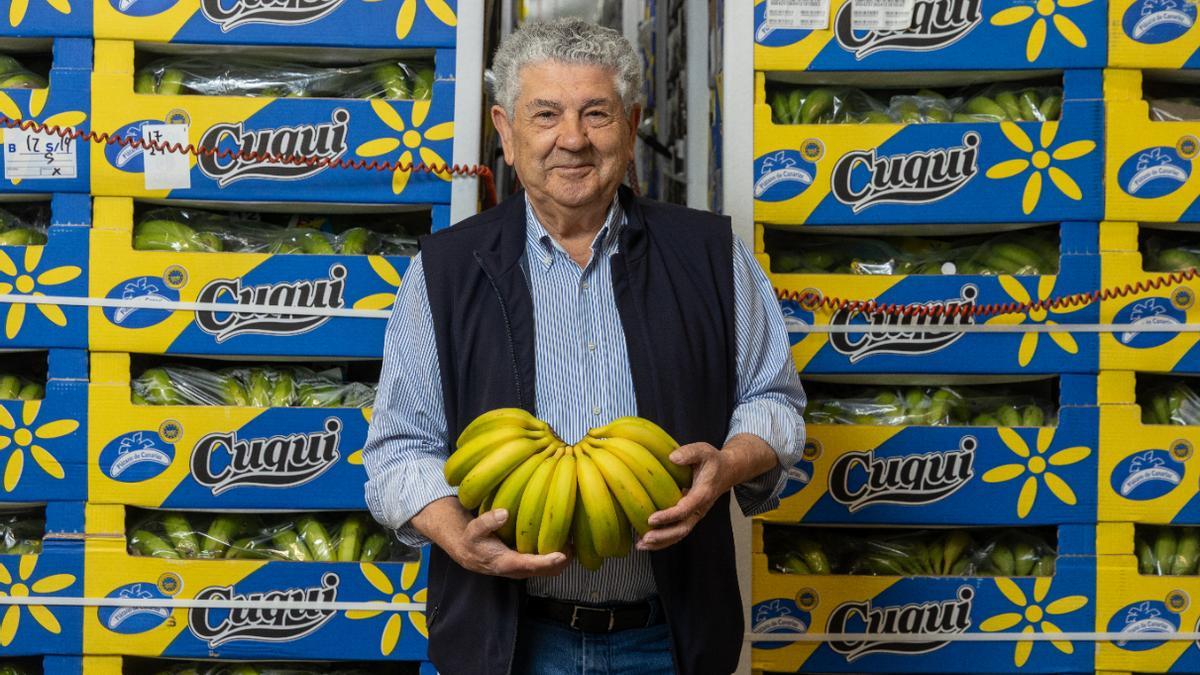 El premiado Agustín Fernández en una de las plantas de maduración de la empresa.