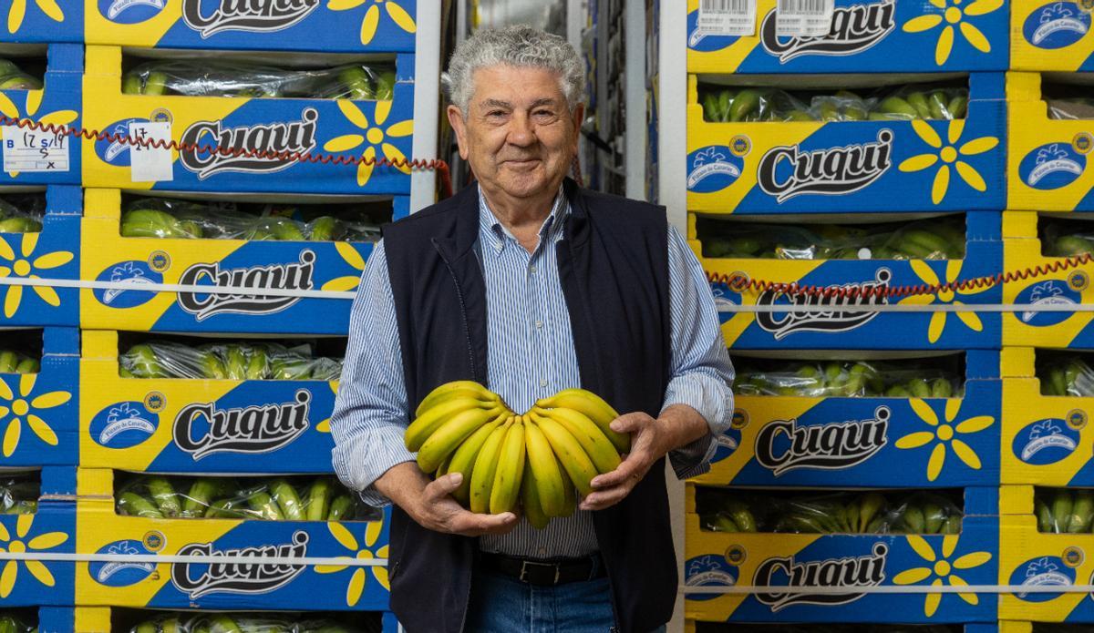 El premiado Agustín Fernández en una de las plantas de maduración de la empresa.