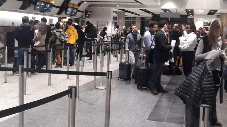 Colas de afectados, ayer, en mostradores de Vueling, en Heathrow.