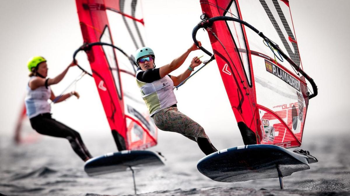 La andaluza Pilar Lamadrid, a la derecha, durante una de las regatas de ayer en Lanzarote. | | LP/DLP