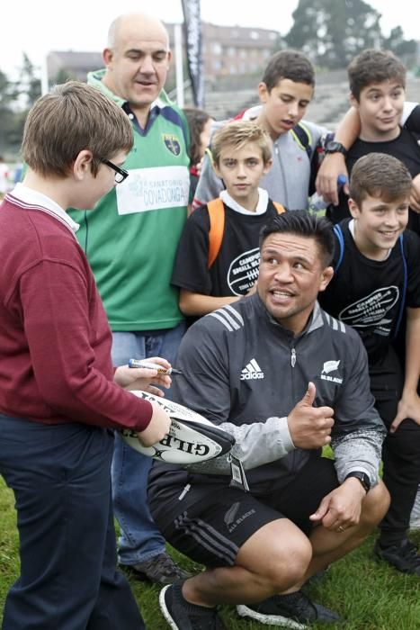 Los All Blacks dirigen un entrenamiento con alumnos en Gijón