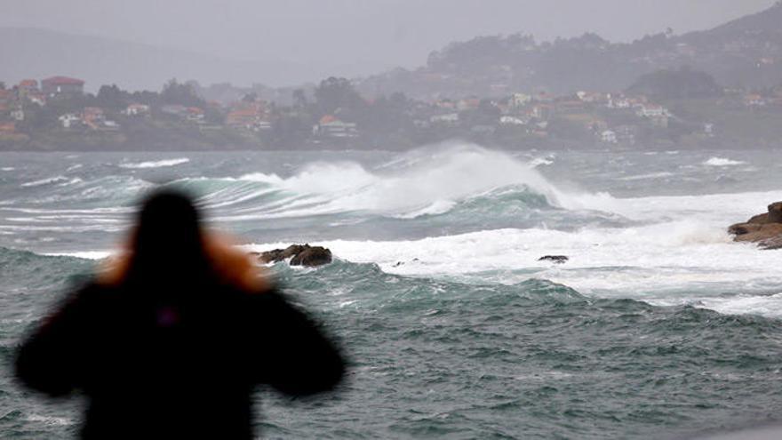 Fuerte oleaje en la costa de Baiona (Pontevedra).