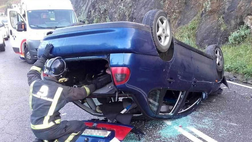 Bomberos durante las primeras asistencias en el lugar del accidente.