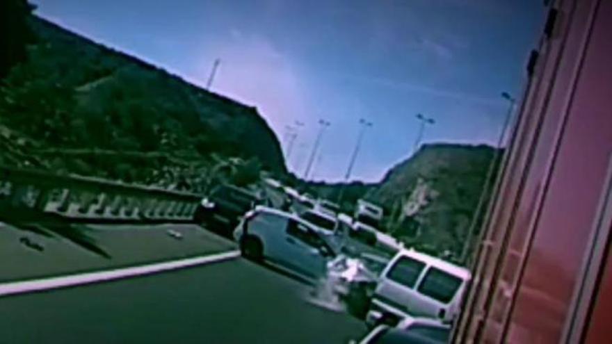 Bloqueo de la autopista del Sur de Gran Canaria por accidente de tráfico múltiple en San Agustín