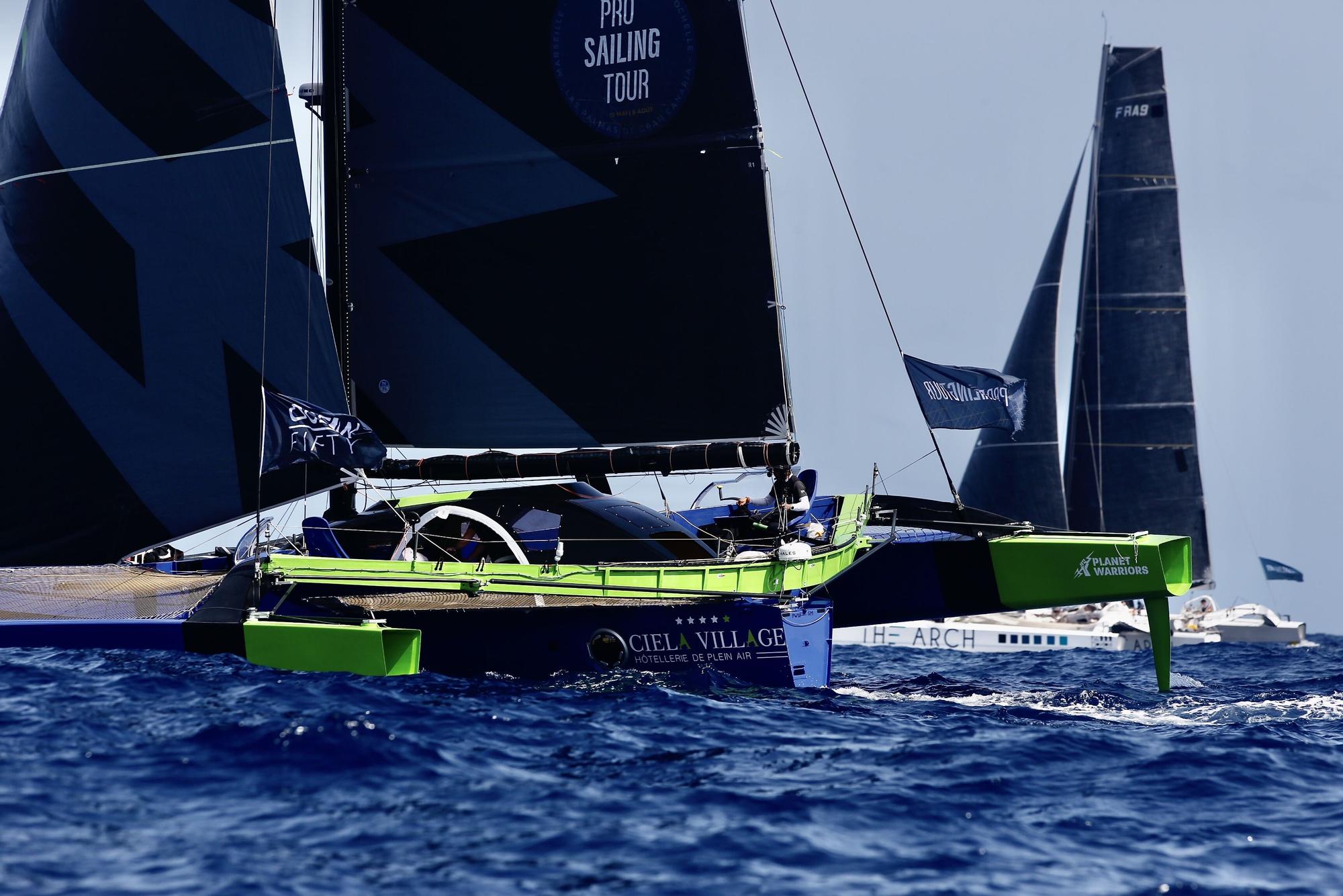 Regata en la playa de Las Canteras con los 7 trimaranes Fifty Ocean.