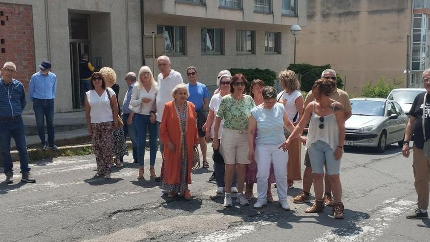 Una finca invadida por la maleza junto a las casa. | LOC
